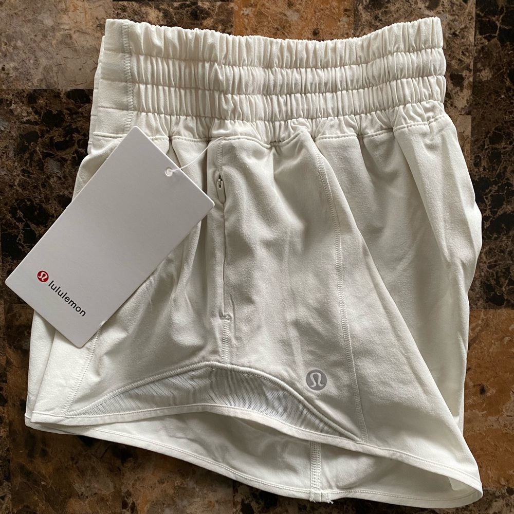 NWT Lululemon Hotty Hot HR 2.5” Shorts- Bone